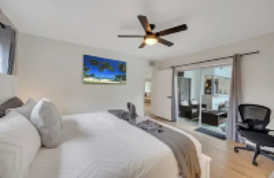 Tropical Oasis with Heated Salt Water Pool & Bar!