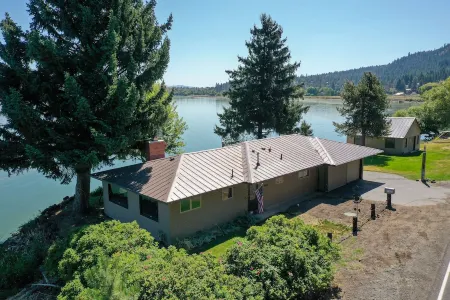 SERENE LAKEFRONT ESCAPE WITH PRIVATE BOAT RAMP AND LAKE & MOUNTAIN VIEWS Отели рядом с достопримечательностью «Скилет Хандл трейлхед»