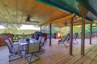 'Just a Cast Away' Cassville Cabin w/ Covered Deck - Homestays