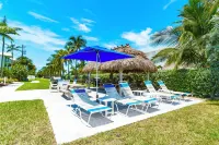 Private Tropical Beach White Sand-No Stairs-King Bed-Heated Pool- Superfast WiFi Hotels in Key Colony Beach