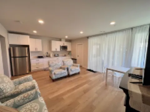 Beautiful lakeside retreat,close to SeaTac Airport,pet friendly,EV charging,WiFi