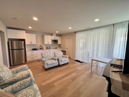 Beautiful lakeside retreat,close to SeaTac Airport,pet friendly,EV charging,WiFi Отели рядом с достопримечательностью «Рододендрон Спесис Ботаникал Гарден»