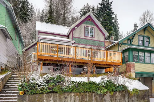 距滑雪場13英里：市中心華萊士帶露台的度假屋