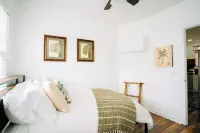 “La Playa” Downtown Brunswick Beach Cottage - near St. Simons & Jekyll