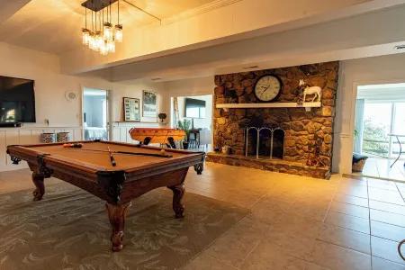 Modern rustic home with spectacular mountain views and sunsets!