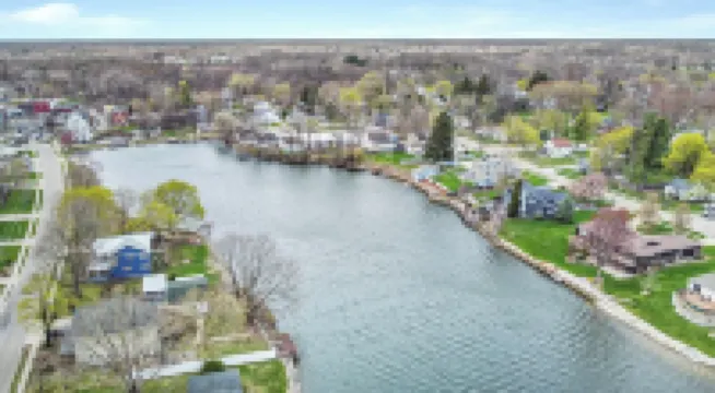 Luxury 3 bedroom waterfront home with indoor hot tub, sauna, paddle boat & kayak