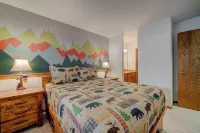 Cozy Rustic Condo minutes from Big Sky Resort & Town Center! Hot Tub & Sauna!