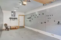 2 minutes from Ski Lifts! 3-bedrooms with Private Hot Tub! Walk to Ski Shuttle!