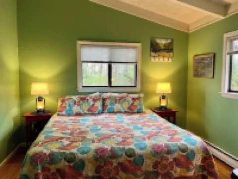 Spacious 4-bedroom Lakefront cottage in picturesque Bourne Hoteles en Bourne