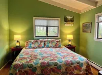 Spacious 4-bedroom Lakefront cottage in picturesque Bourne