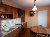 Maison de Ville, Jardin. 5 Chambres, 3 Salles de Bains, Cuisine et 2 Salons Hotels in Toulon-sur-Arroux