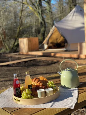 Tente luxe Etang vue Jacuzzi privatif Copa cabanes 2 Отели в г. Ле Вижан