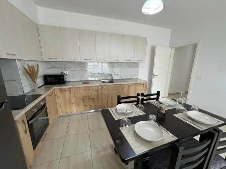 2-bedroom apartment in lovely Shkodër with WiFi, AC Отели рядом с достопримечательностью «Buna River»