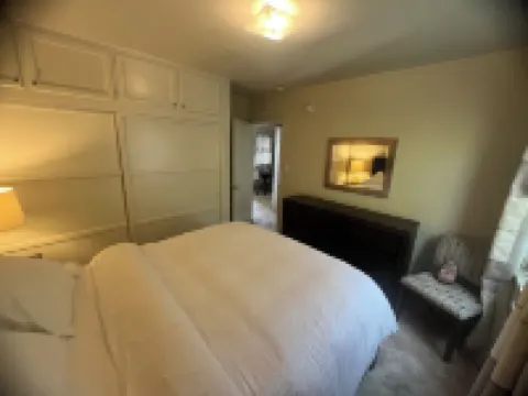 Charming centrally located 1-bedroom apartment. Great live/work space.