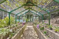 Spacious 6-bedroom house in brilliant Hawi with WiFi, fitness room فنادق في هاوي