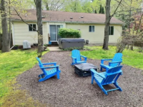 Book Your Spring Escape! Relax & Recharge in Hot Tub - Minutes to Dining & Shops