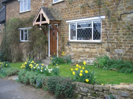 Cosy 18th Century Cottage in The Cotswolds. Great for groups and families.