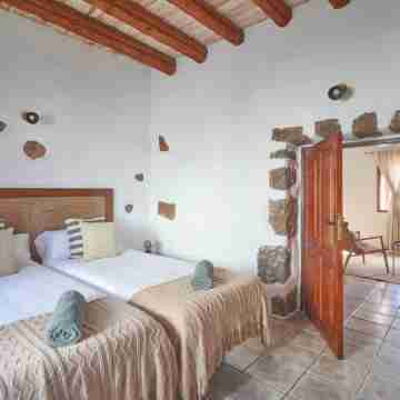 Charming rural villa with heated pool and mountain views - Tinajo Rooms
