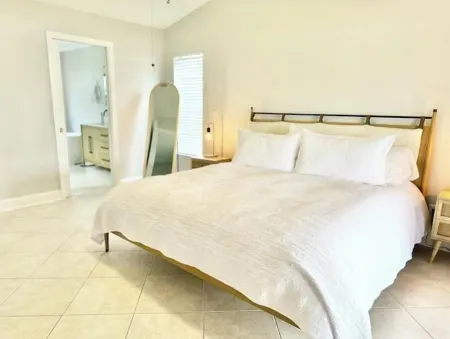 3-bedroom house on the water in brilliant Fort Myers with WiFi, AC. Отели в г. Форт-Майерс-Шорс