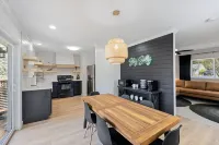 Cozy Mid Century Home 15 min from the beach