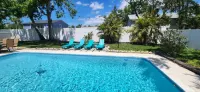 4-bedroom heated Pool house in lovely Osprey, 5 minutes to the beach
