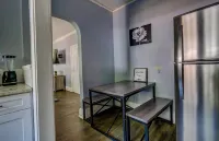 Modern Heart of Decatur • King Comfort • TV • Wi-Fi • Sleeps 4