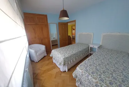 Warner Park and Puy du fou (20 minutes), ideal house for families, board games.