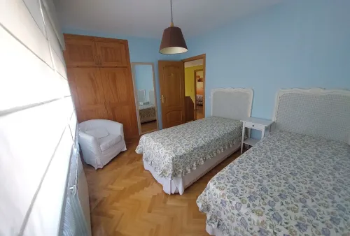 Warner Park and Puy du fou (20 minutes), ideal house for families, board games.