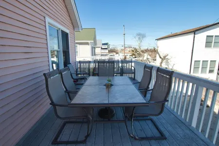 Modern 4 or 5 Bedroom House Less Than Seven Houses From the Ocean Отели рядом с достопримечательностью «Остров Лонг Бич»