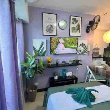 Tropical Vibe Studio Condo Unit w/ Full T&B, Kitchen & Balcony w/ Great Views! Rooms