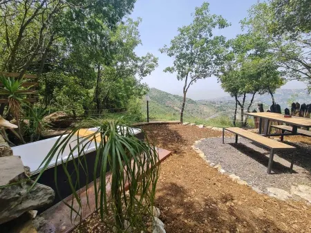 MONKEY MANSION - Luxurious treehouse with outdoor hot tub