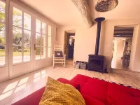 Superb mas, absolute calm, view of the château and Mont Ventoux, large swimming pool, vineyards Hotel a Le Barroux