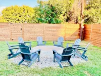 Entertainment District Retreat in Arlington- Short walk to the stadiums!