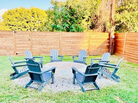 Entertainment District Retreat in Arlington- Short walk to the stadiums!