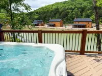 4-bedroom lodge in Tall Timbers Camp Resort w/ Private Hot Tub! Hollister, MO
