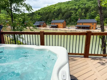 4-bedroom lodge in Tall Timbers Camp Resort w/ Private Hot Tub! Hollister, MO