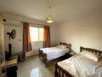 Spacious 2 Bedroom, 4 Beds with Wifi, ACs and Garden View M2 Park周辺のホテル