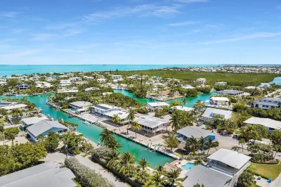 NEW!  Waterfront, 3 Bedroom, 3 Bath.  Keys Living, Peaceful Retreat Các khách sạn gần Fiesta Key RV Resort and Marina