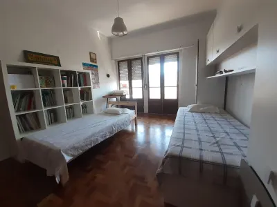 Family Apartment near Metro and Shopping. Pet Friendly! 本菲卡住宿飯店