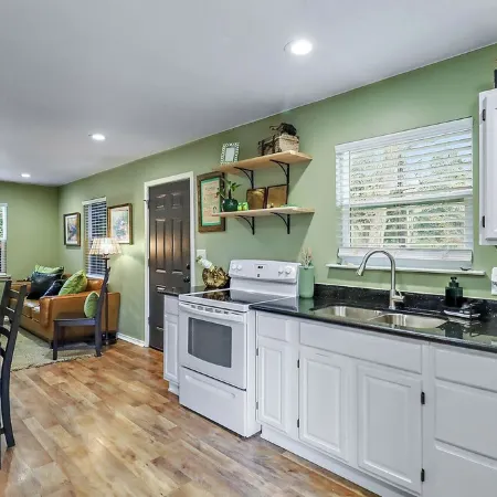 Gator Getaway - Charming 2-bedroom cottage with WiFi, AC in delightful Anahuac.