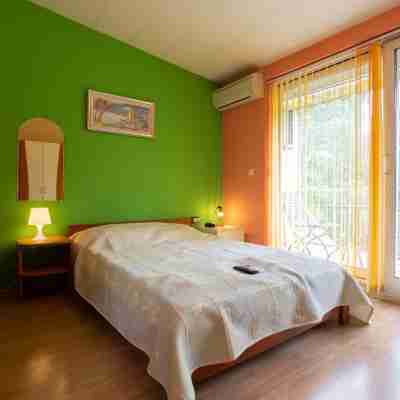 Summer Villa Close to the Coast with Private Gym and Parking Rooms