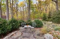 Grotto Grove A Private Poconos Cabin -Secluded Retreat w/ Firepit & Trail Access Các khách sạn ở Canadensis