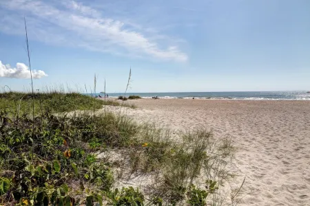 Oceanfront Condo w/ ocean view private balcony, on-site heated pool & hot tub