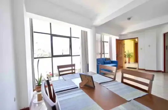 Amplio y en Céntrica Urbanización, segundo piso