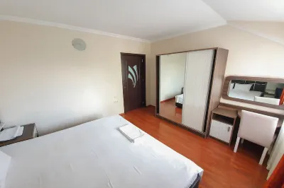 Couple Friendly Apartment with Private Parking 住宿飯店