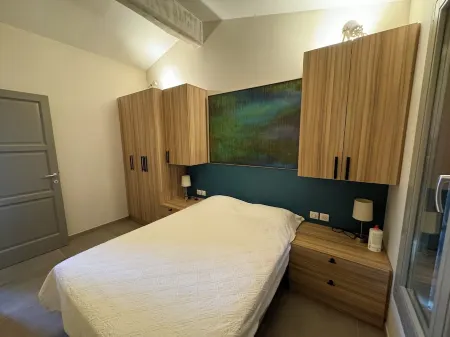 Renovated country house with large garden and swimming pool, quiet location, ideal for families