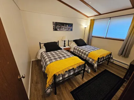 Convenient and comfortable 2 bedroom home in Hayward