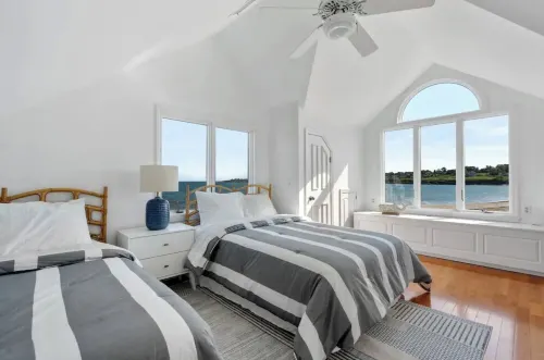 5-bed Waterfront Beach house with DIRECT access to Private Kelly Beach in Bonnet