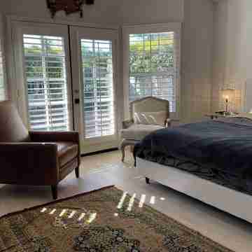 Stunning 3-bedroom house in delightful Irvine w panoramic views & modern decor. Rooms