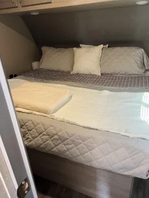 Cozy campground with WiFi and AC.  Walk to the Charlotte motor speedway. A.C.E. Academy附近的飯店